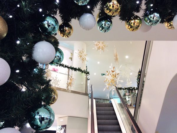 Visual Merchandising: Shopping Center Weihnachtsdekoration