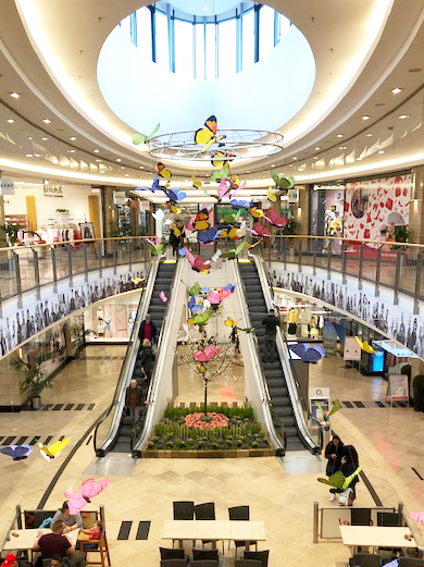 Visual Merchandising: Einkaufszentrum mit Schmetterlingen