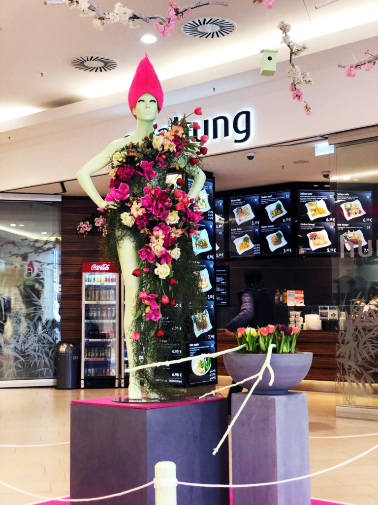 Visual Merchandising: Schaufensterpuppe mit Blumen